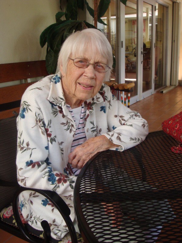 Emmy Kulkki on koko ikänsä ollut aktiivinen amerikansuomalaisten yhteisöissä. Siksikin sopii hyvin, että hän viettää elämänsä ehtoota Finnish-American Rest Homessa Lake Worthissa. Puitteet ovat kauniit sekä ulkoa että sisältä, asuminen kodinomaista ja suomen kieli "taustamusiikkina". Emmyn äiti eli 99-vuotiaaksi, sisar Elsy Minnesotassa on 96-vuotias. Pitkäikäisyys on ollut "vikana" myös isän puoleisessa suvussa. Ja rakasta vanhaa maata on siirtolaisperheessä muistettu eritoten sodanjälkeisin Amerikan tuomisin sekä monin vierailuin.
